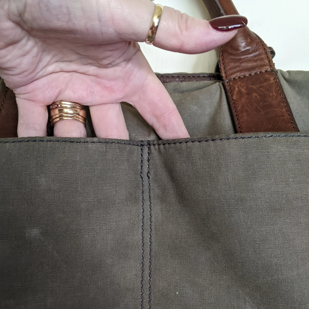 Fossil• Khaki Green & Leather Messenger Lap Top Bag🍂